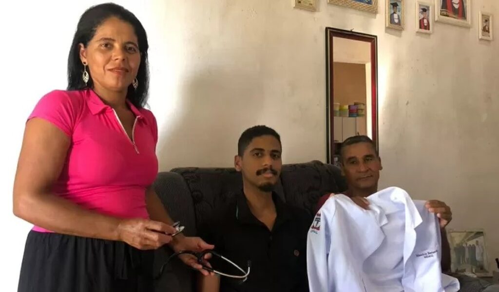 Jovem se forma em medicina e “aposenta” pai cortador de cana