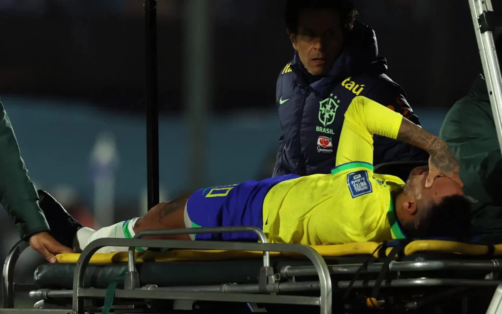 Neymar tem rompimento dos ligamentos do joelho confirmado e passará por cirurgia