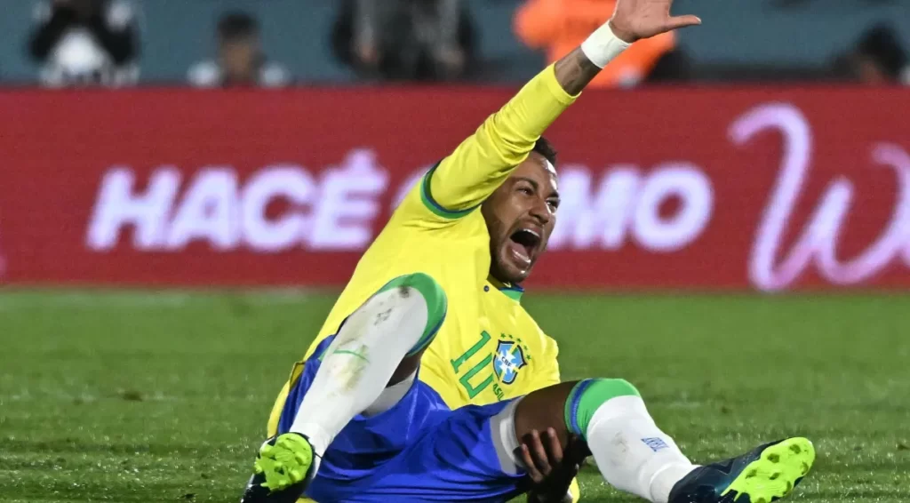 Neymar será submetido a cirurgia no joelho esquerdo em Belo Horizonte nesta quinta-feira