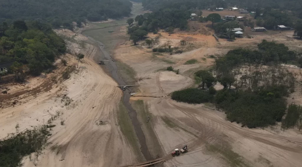 Rio Negro registra nível mais baixo desde 1902
