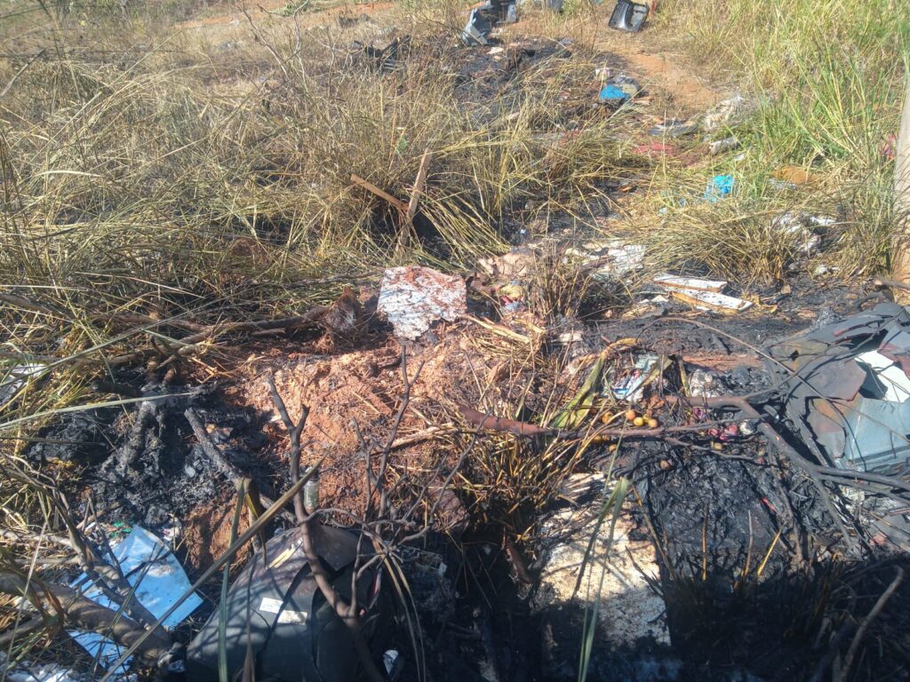 [Áudio e vídeo] Terreno vizinho ao conjunto Jota Duarte é foco de incêndios; moradoras concedem entrevista à Rádio Sampaio