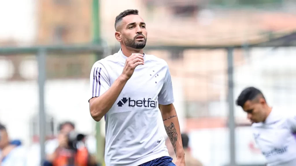 Alagoano Gilberto é afastado do Cruzeiro-MG; atleta não vinha rendendo o esperado