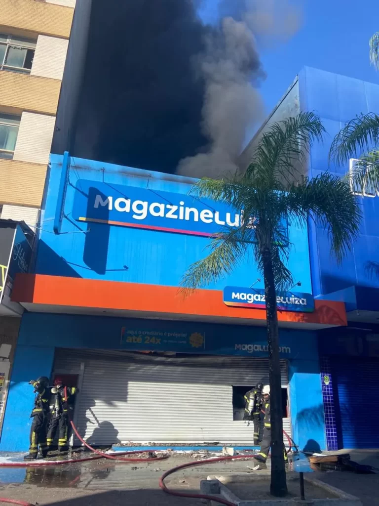 [Vídeo] Magazine Luiza é foco de incêndio de grandes proporções, em Maceió