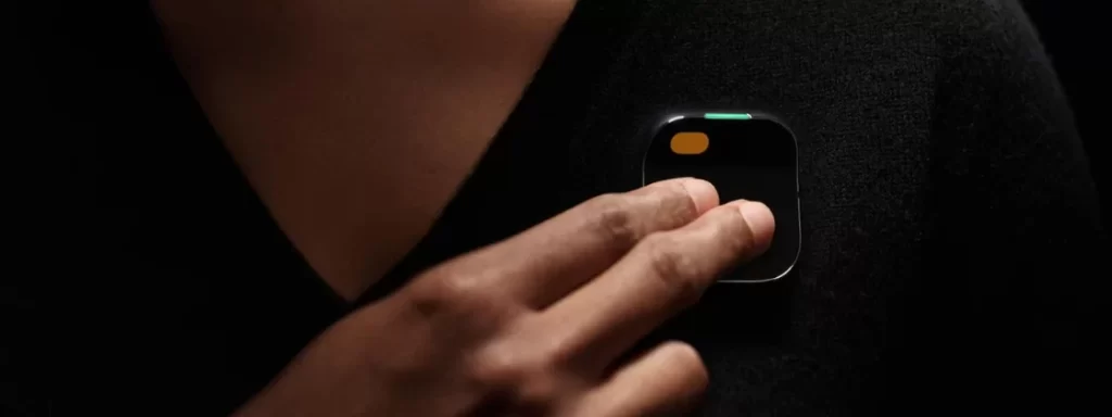 Empresa apresenta aparelho que pode ser acoplado na roupa e possui IA