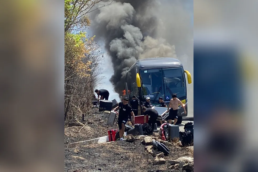 Ônibus com banda do cantor Matheus Fernandes pega fogo em estrada no Ceará