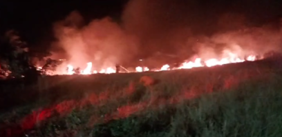 [Vídeo] Vegetação é foco de incêndio e bombeiros são acionados, em Arapiraca