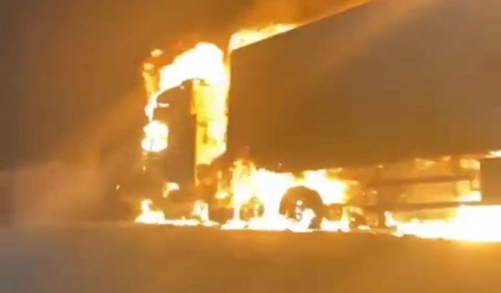 Carreta é foco de incêndio, em Delmiro Gouveia
