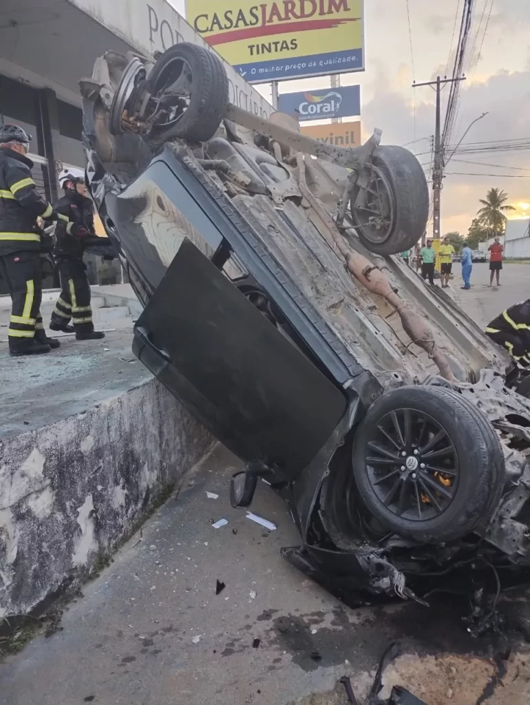 Carro capota e quatro pessoas ficam feridas, em Maceió