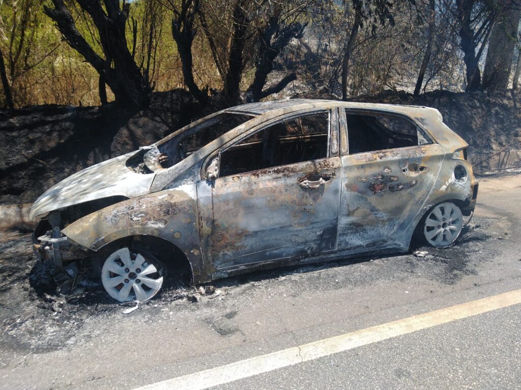 [Áudio e vídeos] Carro é foco de incêndio na Serra das Espias, em Palmeira dos Índios