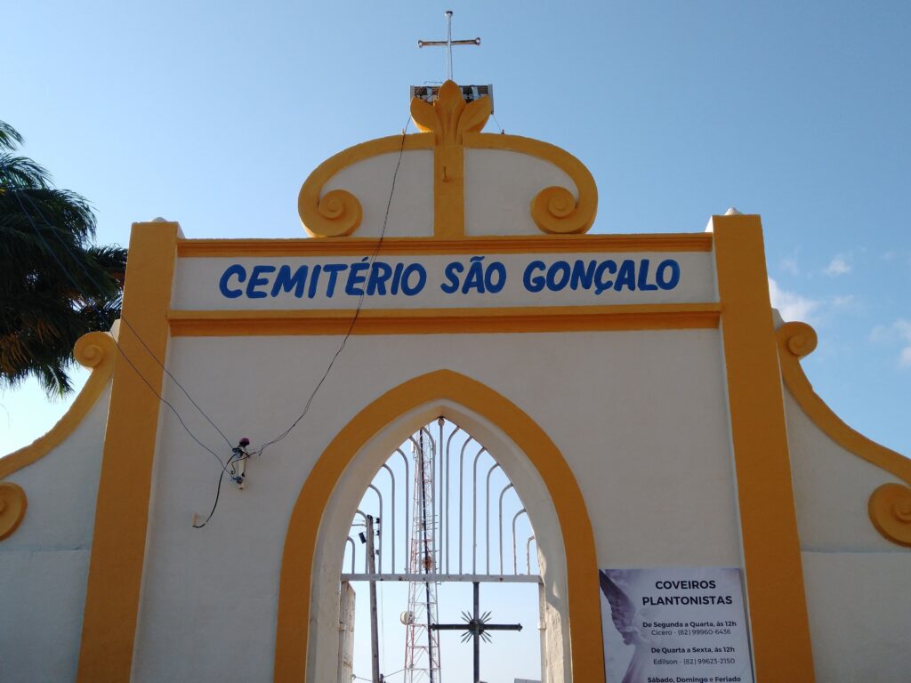 Dia de Finados: populares vão ao cemitério público de Palmeira dos Índios, mas movimentação é menor, segundo vendedora