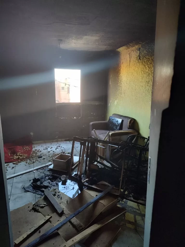 Mulher pula do primeiro andar para fugir de incêndio causado pelo companheiro
