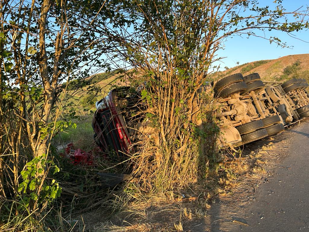 [Vídeo] Caminhão carregado com refrigerantes tomba em Atalaia; PRF aponta provável excesso de velocidade como causa