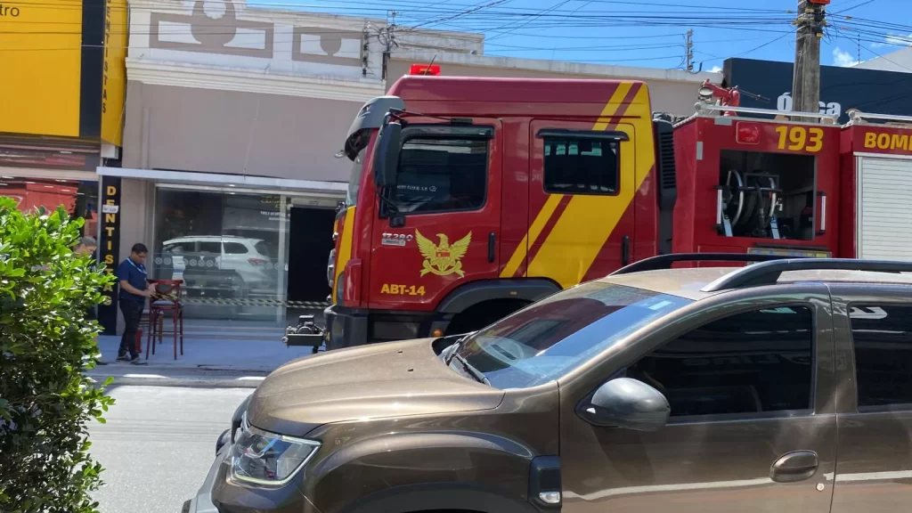[Vídeo] Parte externa de restaurante é atingida por incêndio, em Maceió