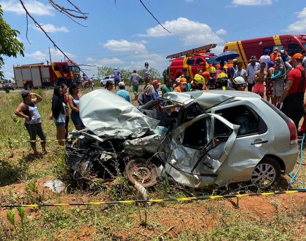 [Vídeo] Carros colidem e três pessoas vão a óbito, em Arapiraca