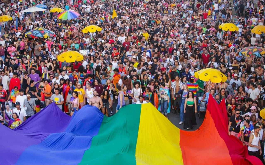 Deputados distritais querem proibir os pais de levarem crianças a paradas LGBTQIA+ no Distrito Federal