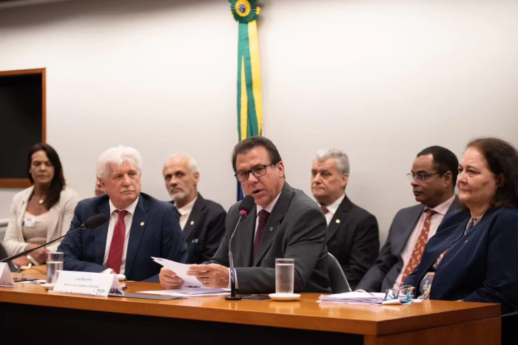 Deputados querem derrubar regra que dificultou trabalho aos domingos
