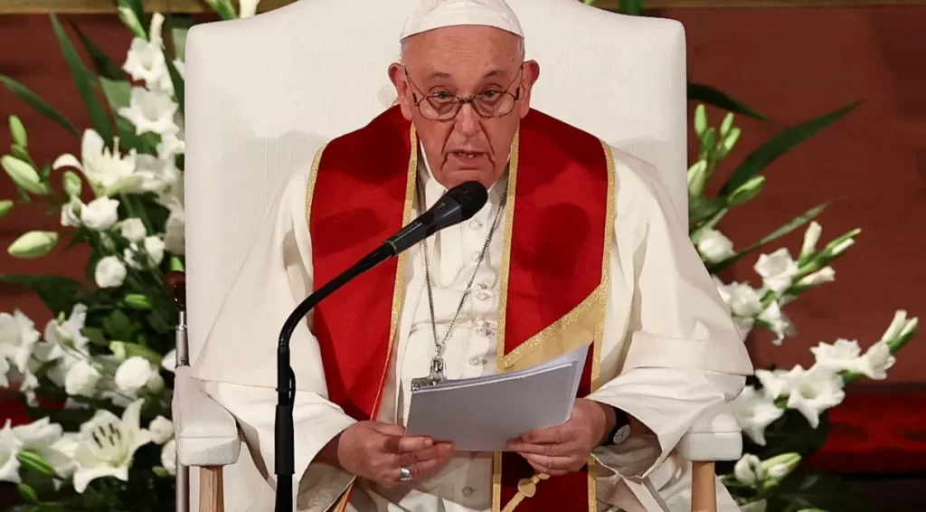 Papa Francisco está estável, mas inflamação no pulmão persiste, diz Vaticano