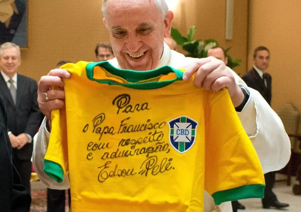 [Vídeo] Entre Messi e Maradona, Papa Francisco diz que prefere Pelé