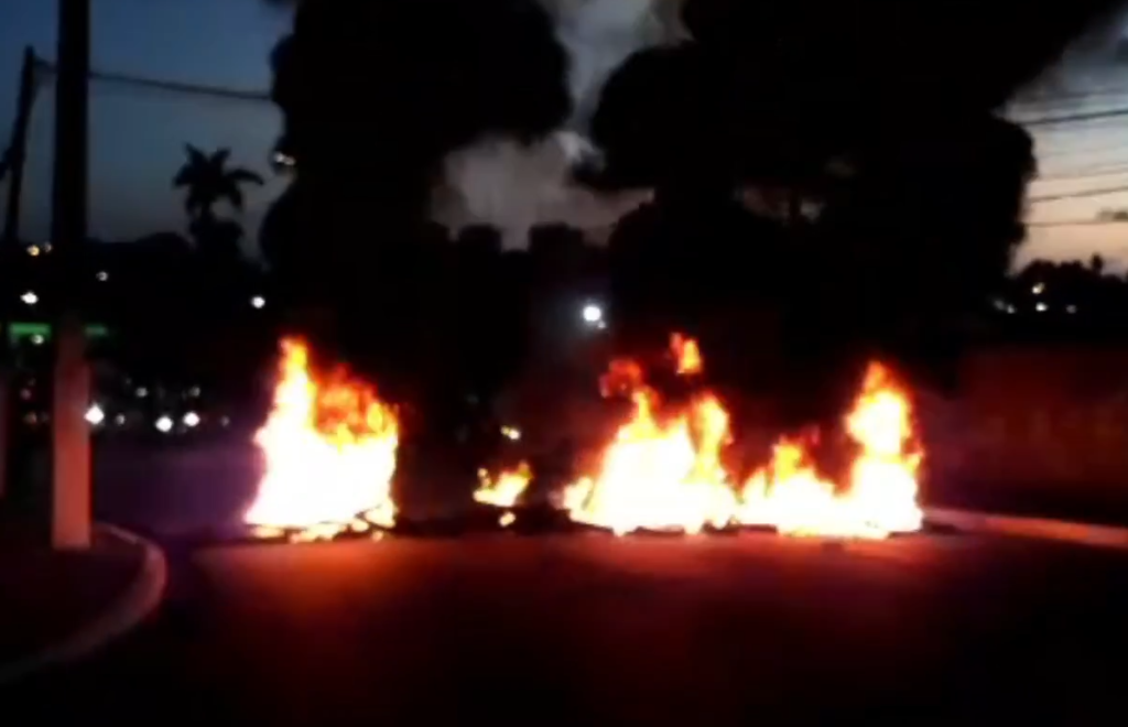 [Vídeo] Vendedores protestam contra a Vigilância Sanitária e bloqueiam via de acesso ao Terminal Rodoviário de Maceió