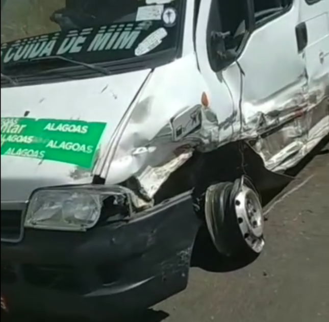 [Vídeo] Carro colide com van após motorista perder o controle, na AL-115, em Igaci