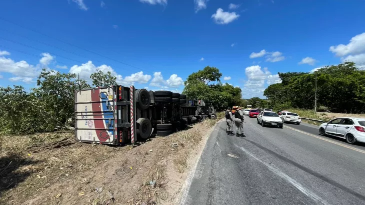 Carreta tomba e motorista fica ferido, em Satuba