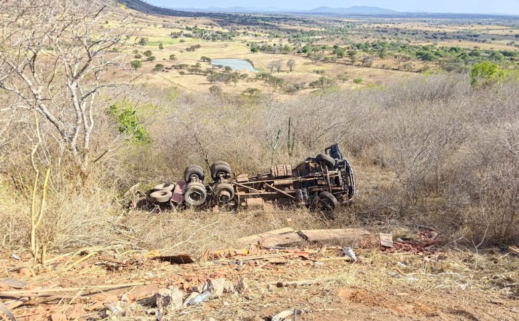 [Áudio e vídeo] Caminhão tomba e cai em ribanceira na Serra das Espias, em Palmeira dos Índios