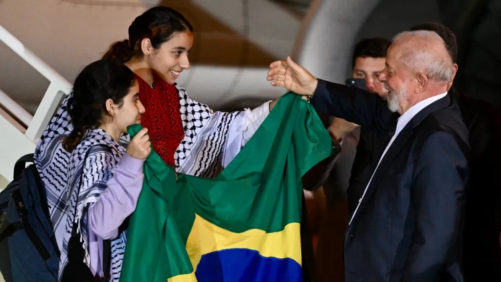 Repatriados de Gaza chegam a Brasília e são recebidos por Lula