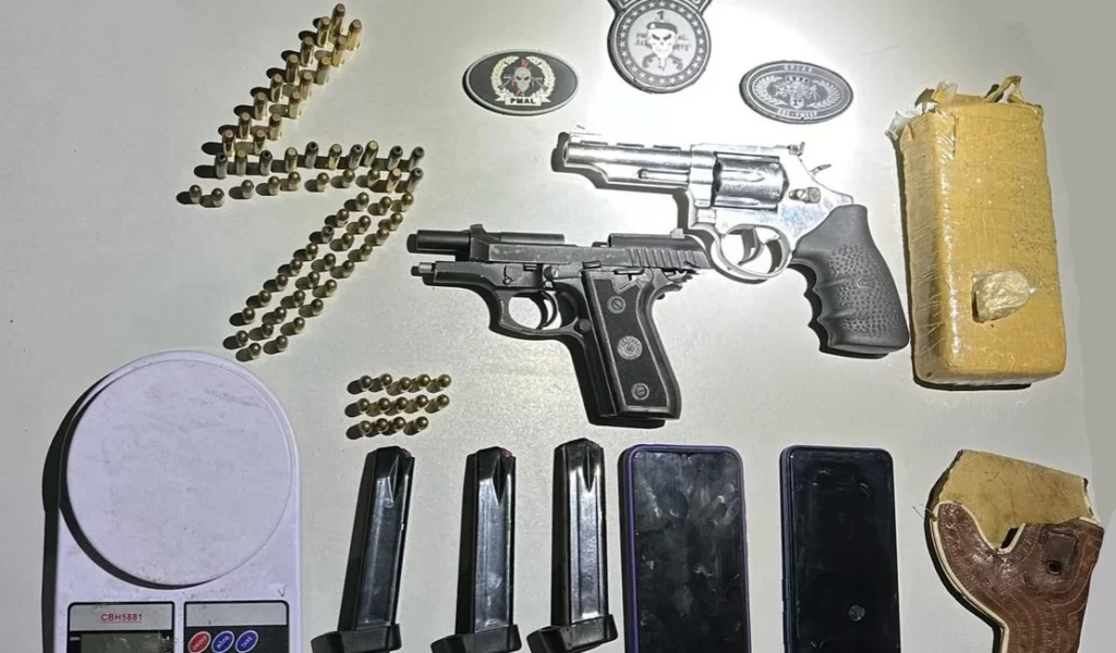 Em Arapiraca, PM prende suspeitos de tráfico e homicídios; militares encontraram armas, munições, drogas e recuperam moto