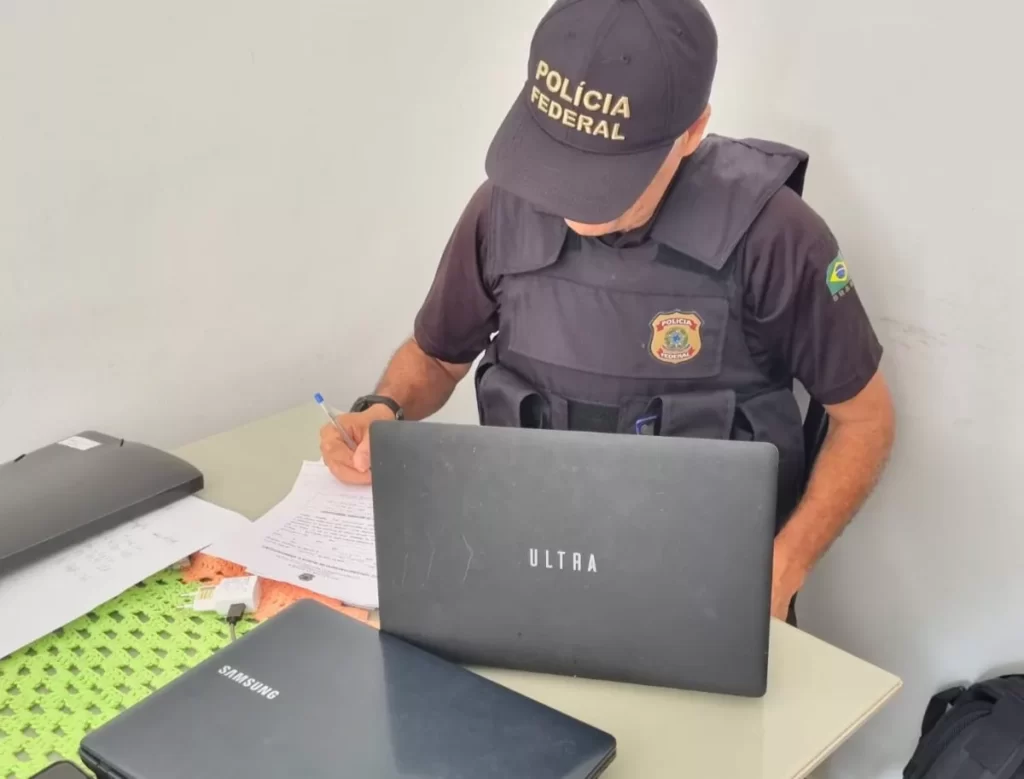 PF prende uma pessoa e apreende aparelhos eletrônicos em operação contra o abuso sexual infantil na internet