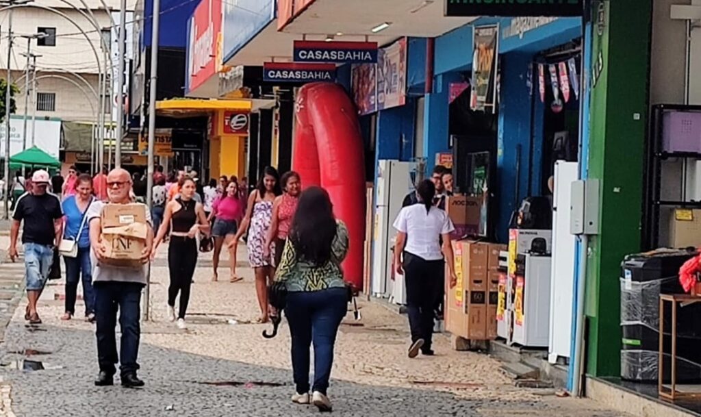 Comércio de Arapiraca funciona em horário estendido no sábado e parcialmente no domingo; feira livre será na terça-feira (26)