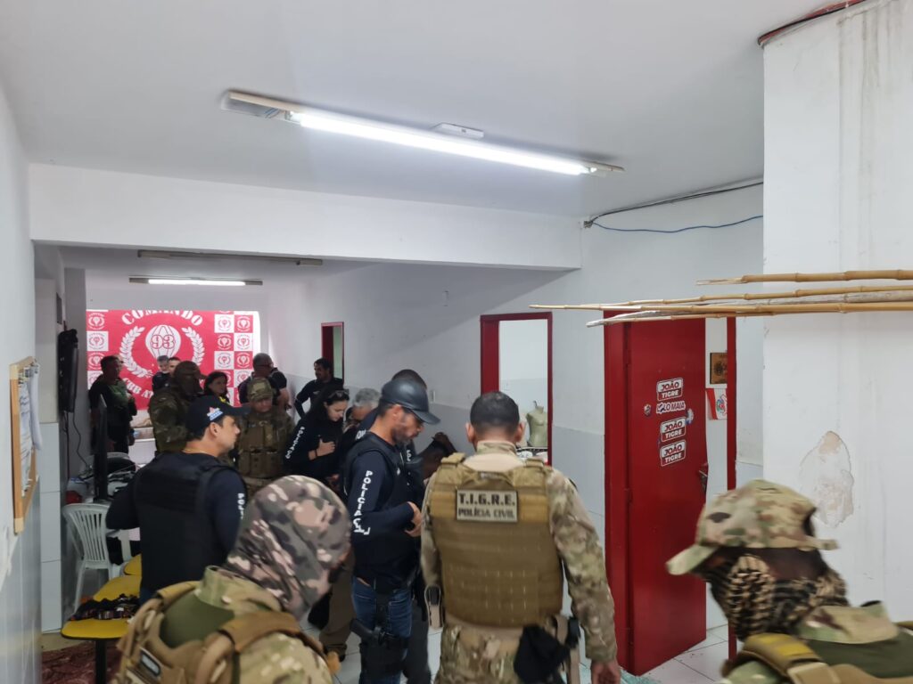 Operação Red Blue: Polícia Civil cumpre 32 mandados e combate ação de torcidas organizadas, em Maceió