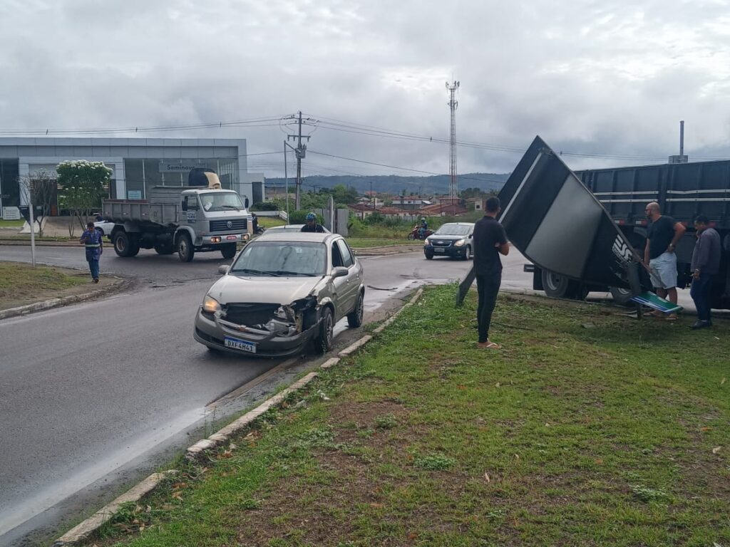 [Áudio e vídeos] Carro e caminhão colidem no trevo da rodoviária de Palmeira dos Índios