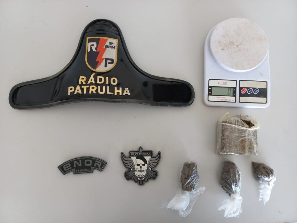 Jovem é preso por tráfico após ser flagrado com maconha e balança, em Arapiraca