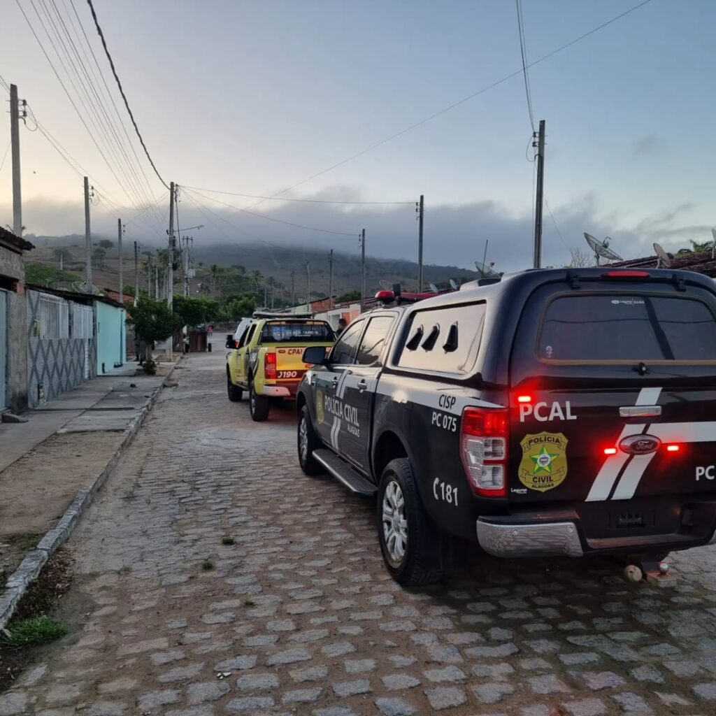 Polícias militar e civil cumprem mandados judiciais em Quebrangulo, durante operação integrada