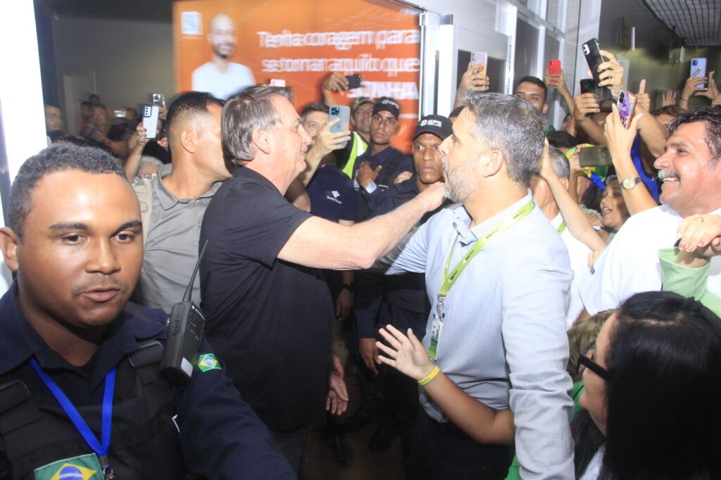 [Vídeo] Ex-presidente Jair Bolsonaro é recebido por apoiadores no aeroporto Zumbi dos Palmares