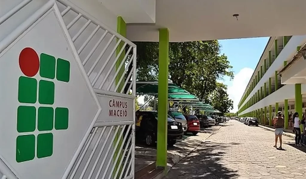 Ifal abre inscrições para professor substituto com salário de R$ 3.412