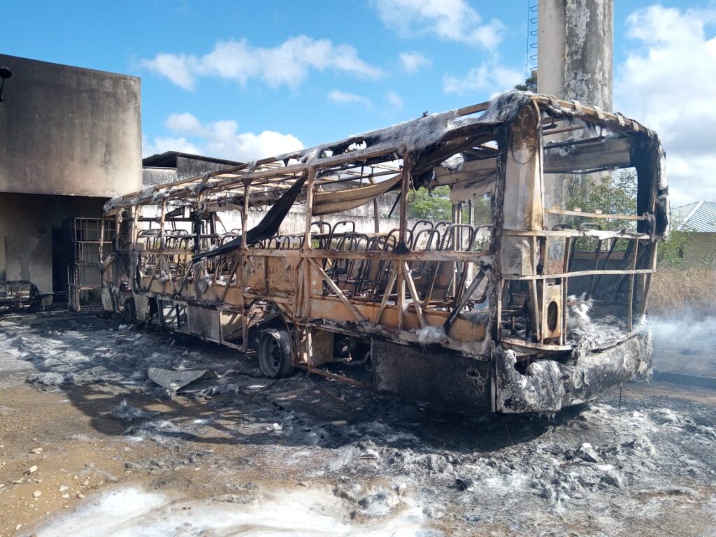 [Áudio e vídeos] Ônibus escolar é foco de incêndio no antigo Posto Vida, em Palmeira dos Índios