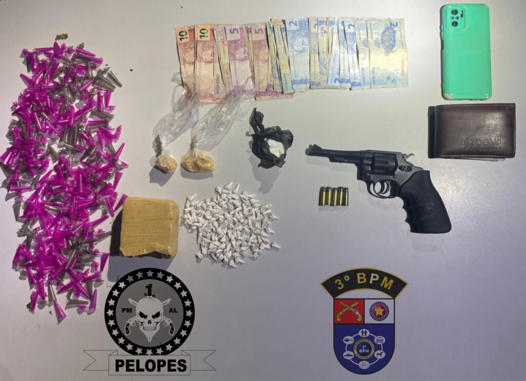 Após denúncia, PM prende suspeito com arma e drogas em um ponto de vans em Arapiraca