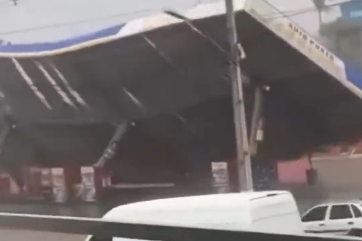 [Vídeo] Temporal em Campo Alegre derruba teto de posto e causa outros estragos