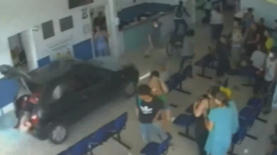 [Vídeo] Insatisfeita com o atendimento, mulher invade hospital com carro no Rio de Janeiro