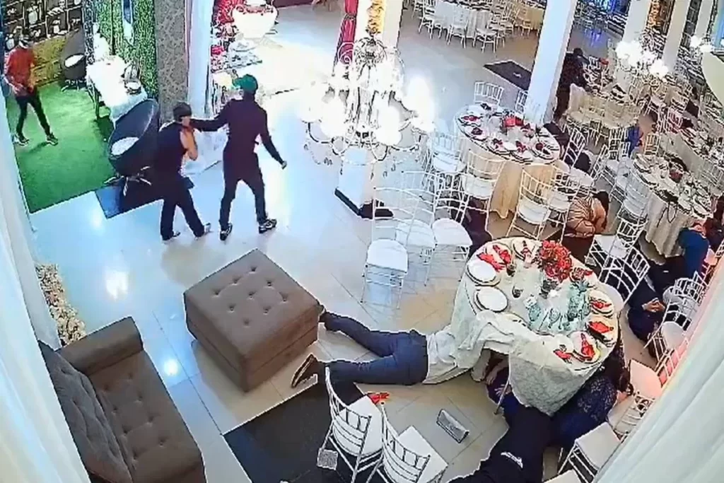 [Vídeo] Assaltantes invadem festa de casamento e roubam convidados em buffet de Manaus