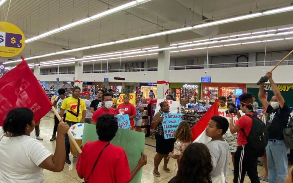 [Vídeo] Famílias ligadas ao MST ocupam supermercado em protesto por cestas básicas