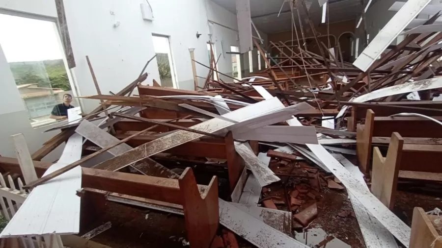 Teto de igreja desaba e 80 pessoas ficam feridas