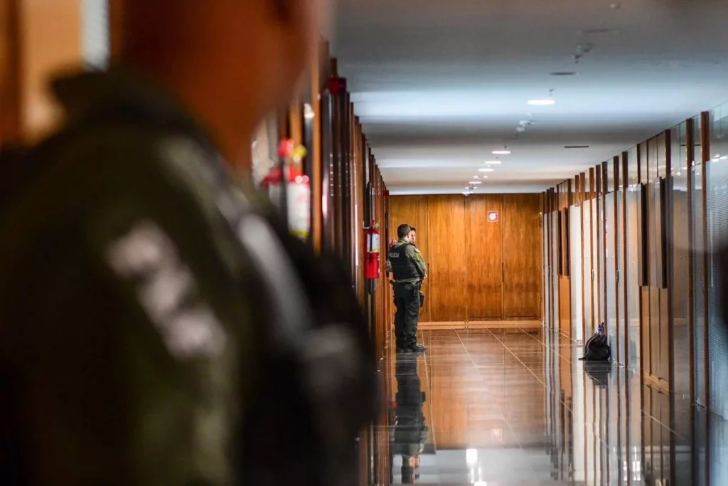 [Vídeo] PF inicia 24ª fase da operação Lesa Pátria; deputado federal diz ter sido acordado com “fuzil no rosto”