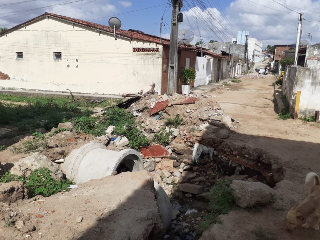 [Áudio] Trânsito interrompido e mau cheiro: moradores falam dos prejuízos causados pelas obras de calçamento paradas, em Palmeira dos Índios