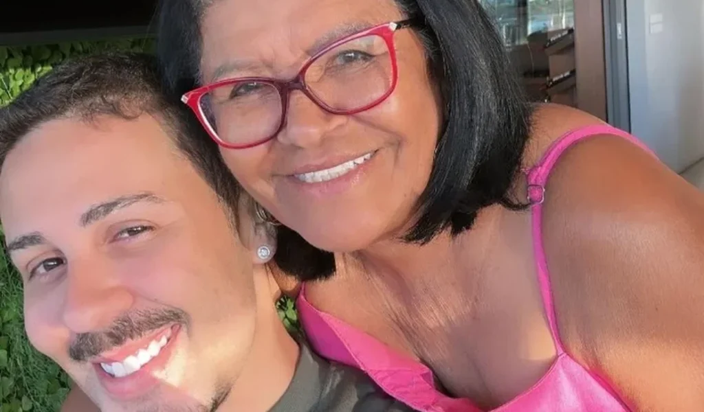 Carlinhos Maia se revolta após fake news sobre morte de sua mãe