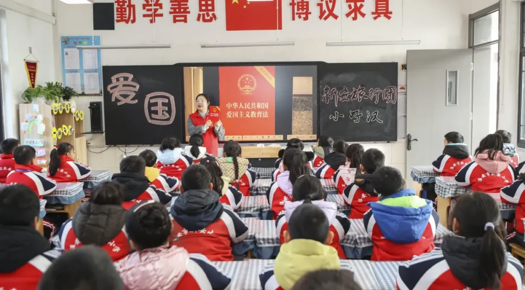 China sente que país não é patriótico o bastante e uma nova lei pretende mudar isso