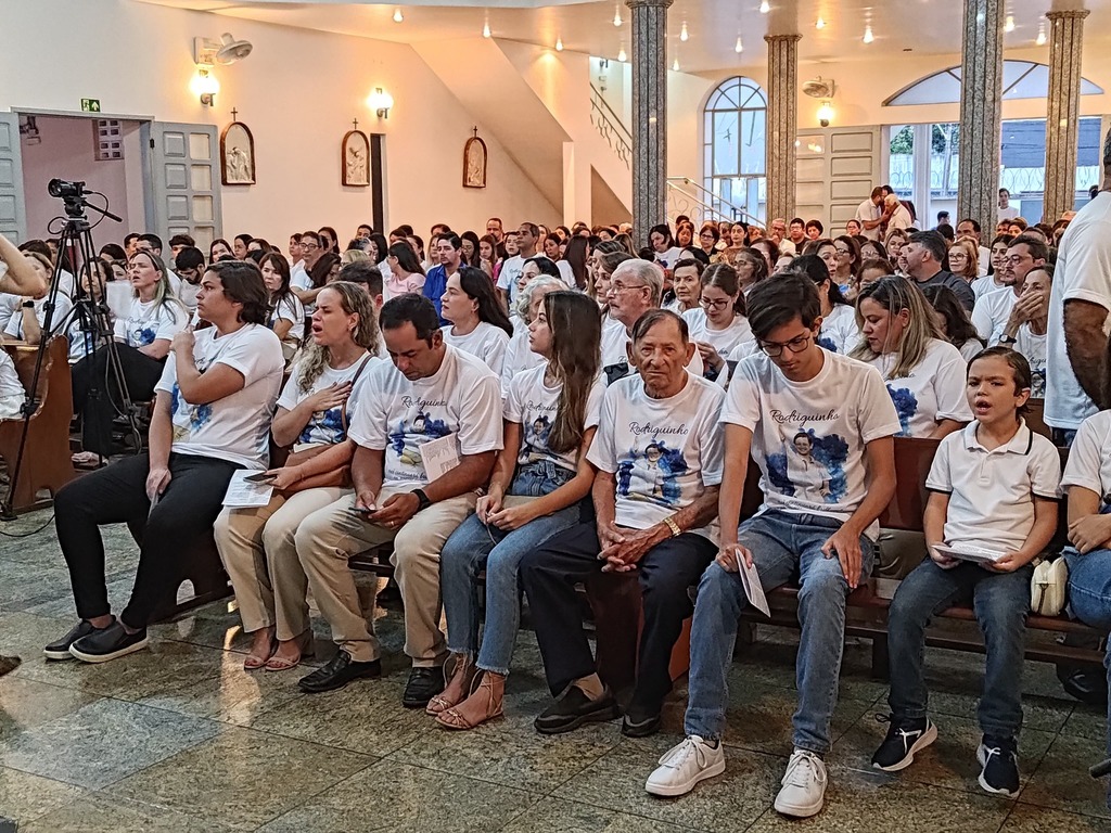 [Vídeo] Missa de 7° dia de Rodriguinho reúne multidão na capela do Complexo Educacional Cristo Redentor