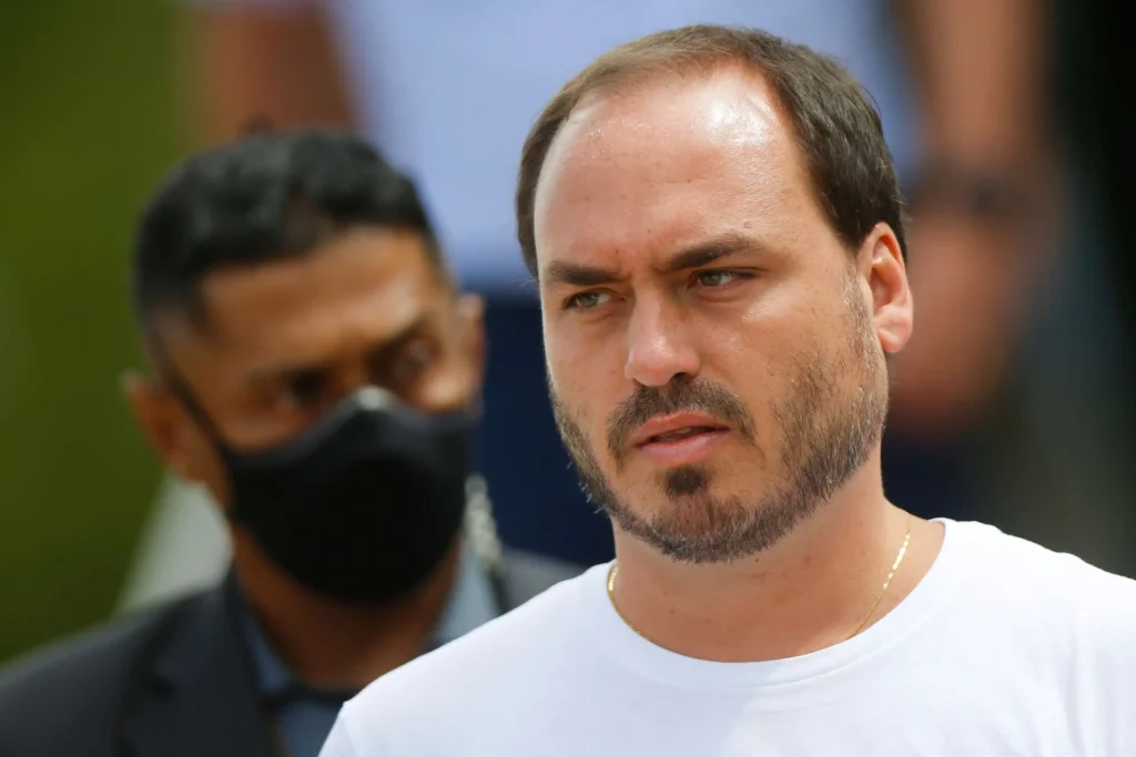 Carlos Bolsonaro presta depoimento à Polícia Federal