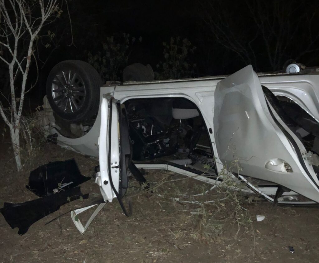 [Áudio] Carro capota e homem fica preso às ferragens, em Palmeira dos Índios